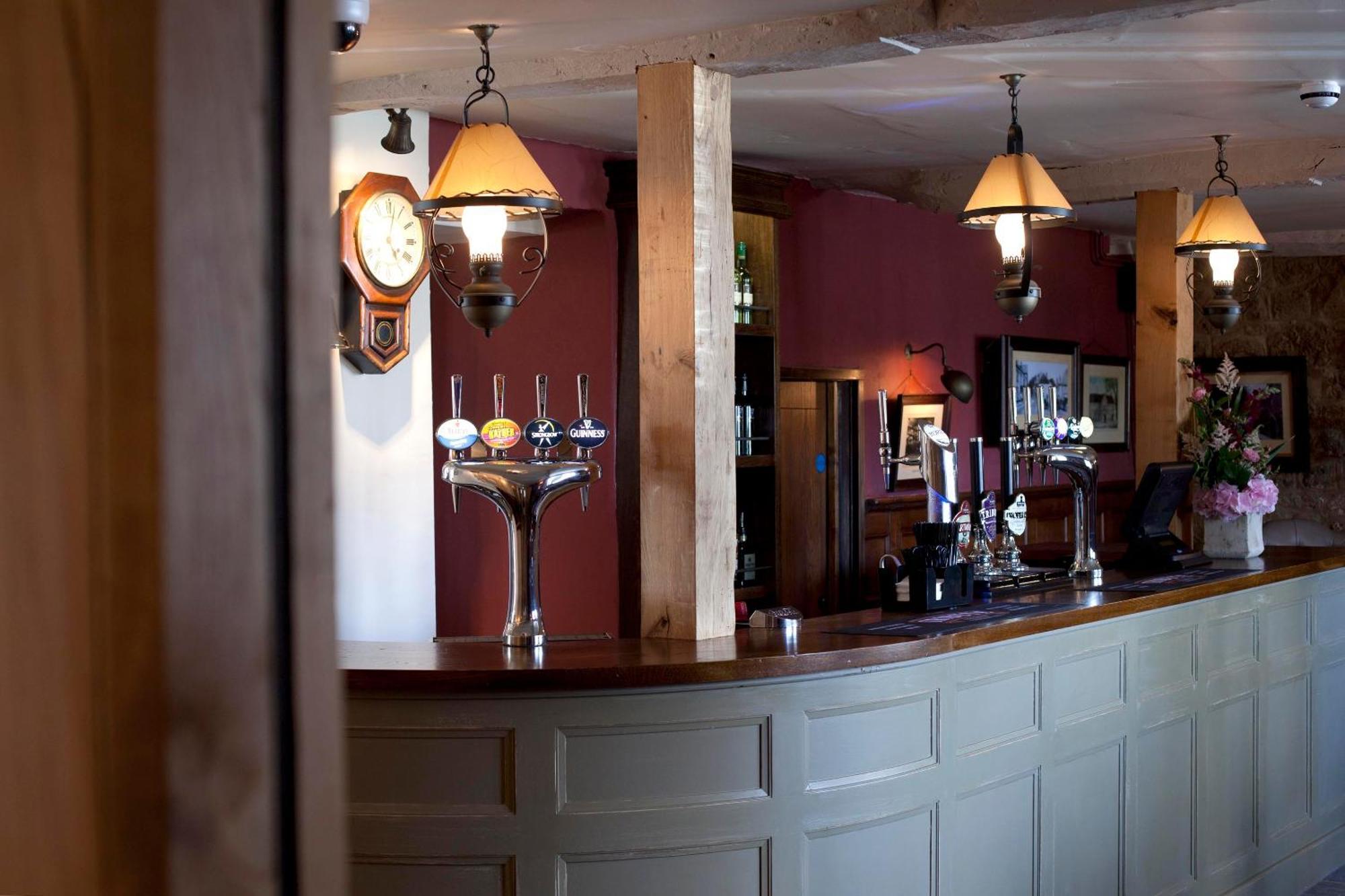 Hotel The Three Crowns Chagford Exterior foto The bar at The Old Red Lion