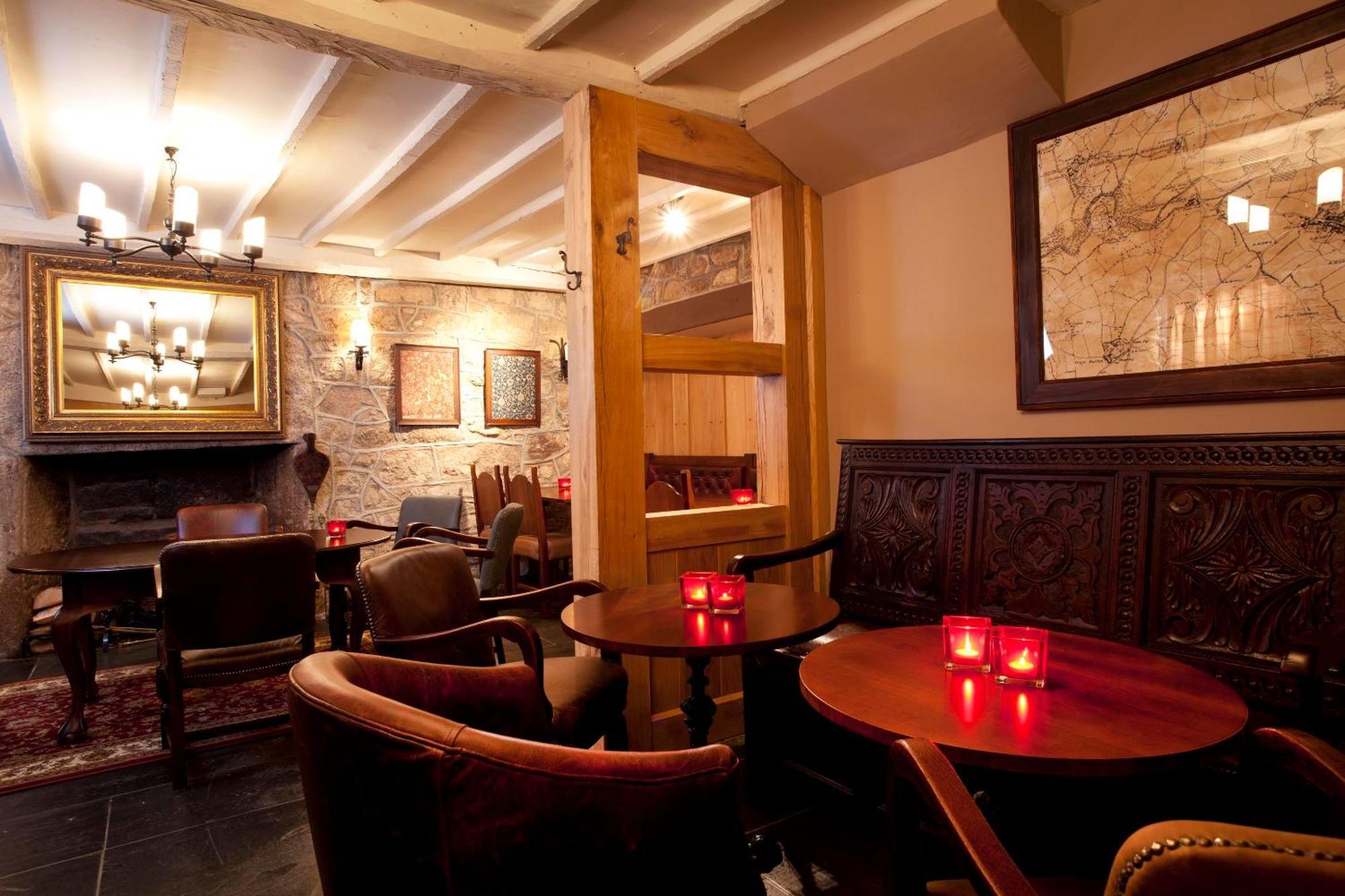 Hotel The Three Crowns Chagford Exterior foto The interior of the pub