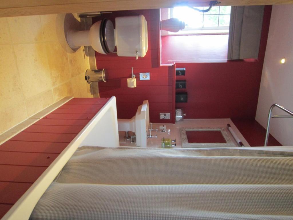 Hotel The Three Crowns Chagford Habitación foto A Japanese bathroom