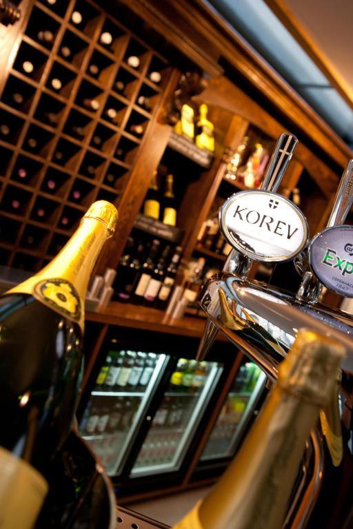 Hotel The Three Crowns Chagford Exterior foto A bottle of Korov