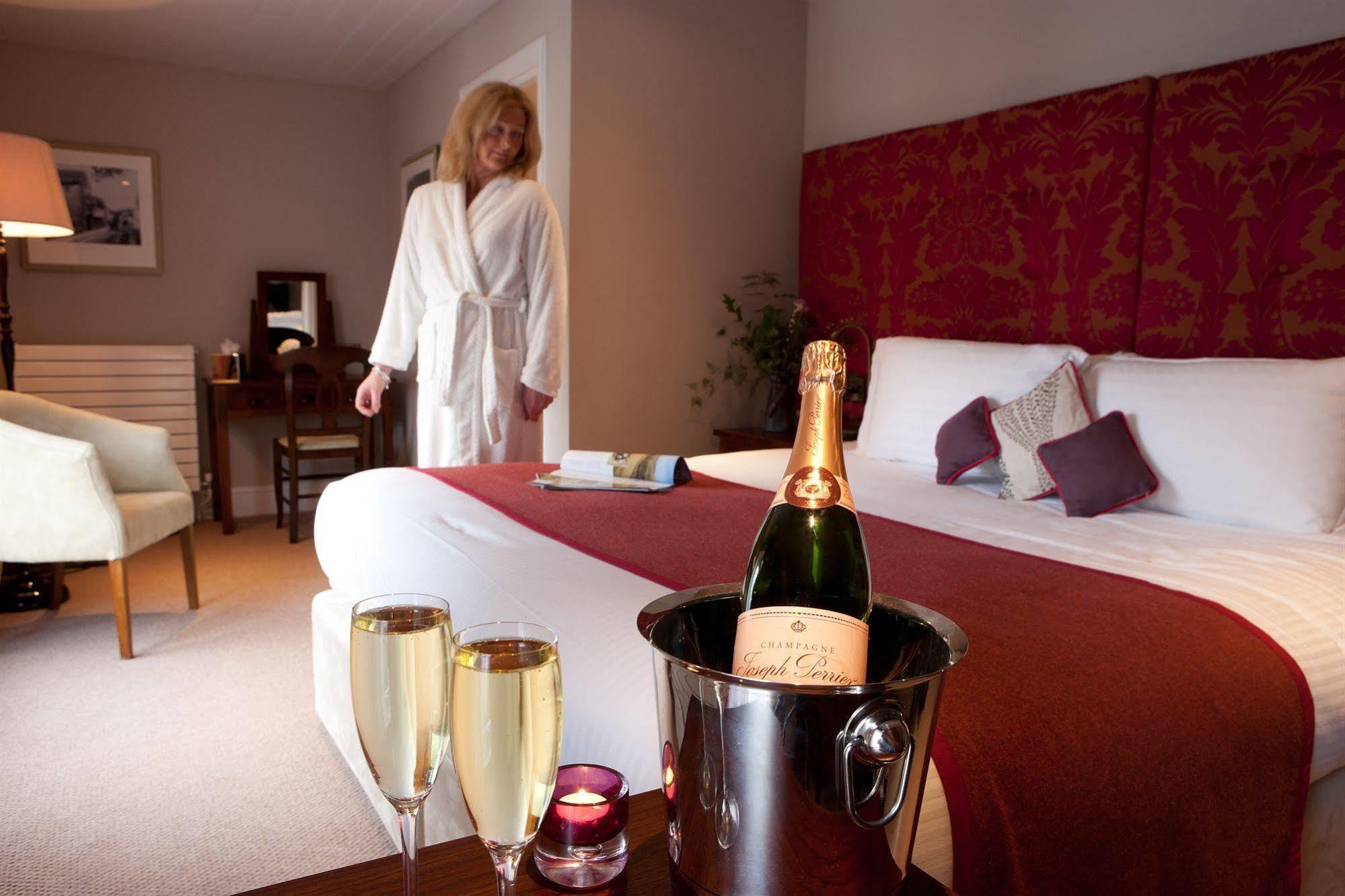 Hotel The Three Crowns Chagford Exterior foto A guest in a hotel room